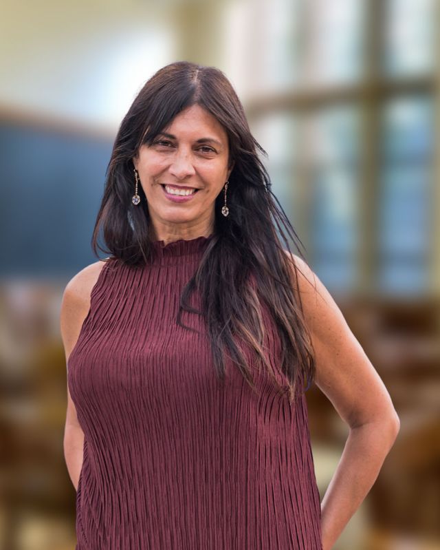Retrato de la Dra. Valeria Abusamra, especialista en ciencia de la lectura